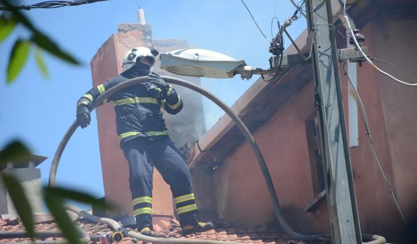 Yangın söndürme çalışması kabusa döndü! İtfaiyeci çatıdan düştü
