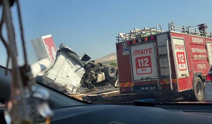 Eskişehir'de tır kazası nedeniyle kapanan yol ulaşıma açıldı