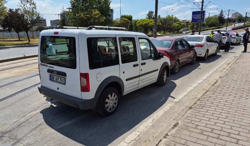 Eskişehir'de zincirleme kaza: 3 araç peş peşe çarpıştı