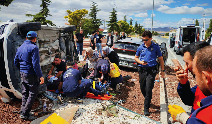 İki otomobil çarpıştı, ortalık savaş alanına döndü: 7 yaralı