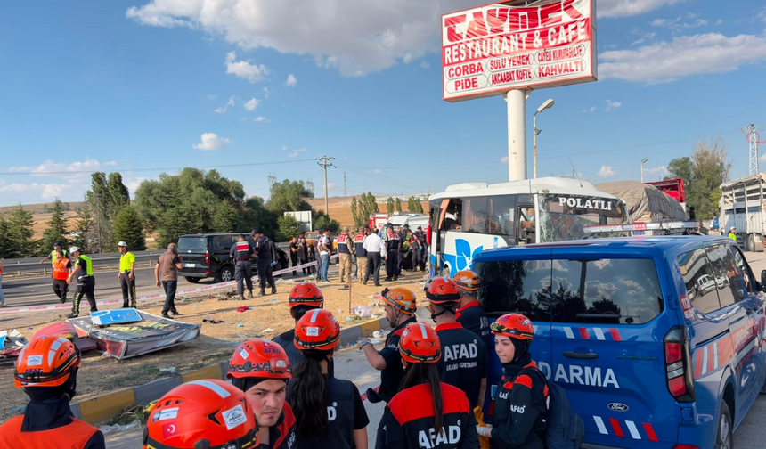 Eskişehir yolunda can pazarı: Feci kazada 1 kişi hayatını kaybetti 16 kişi yaralandı