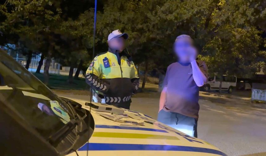 Eskişehir'de alkollü şahıs polis aracının direksiyonuna geçmeye çalıştı