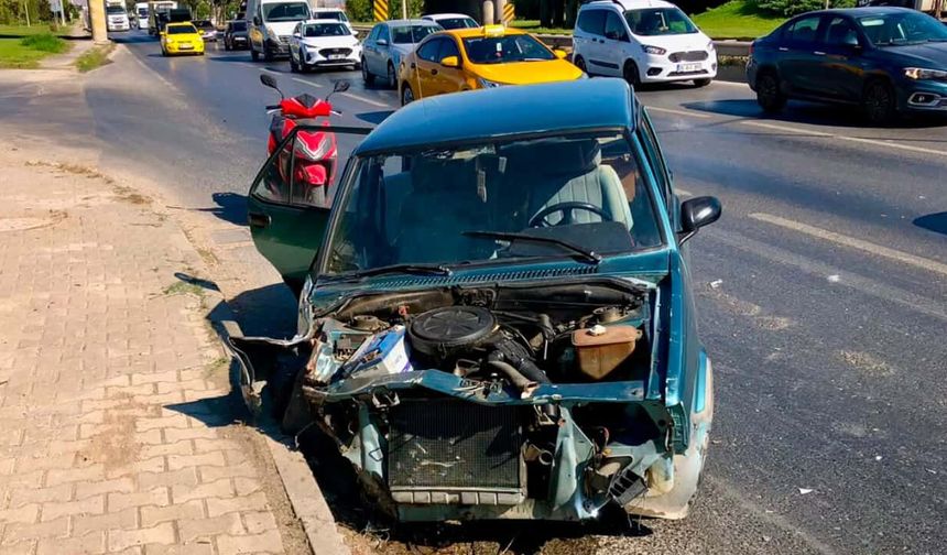 Eskişehir Çevre Yolu'nda makas attılar: Otomobil kamyonete çarptı!