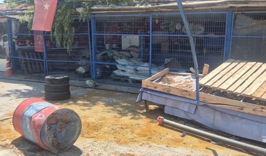 Eskişehir'de otomobil dükkana daldı