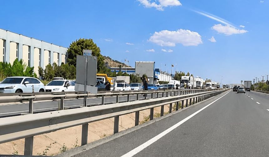 Eskişehir - Bursa yolu kilitlendi: Trafiğin akşama kadar sürmesi bekleniyor