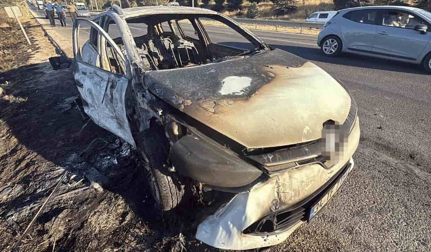 Eskişehir'de can pazarı: Alev topuna dönen otomobilde 3 kişi yaralandı