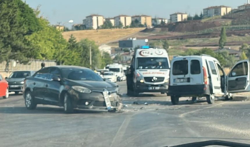 Eskişehir'de 2 araç çarpıştı: Trafik kilitlendi