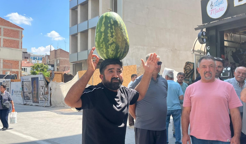 Eskişehir'de başındaki karpuzla çiftçinin sesi oldu: “Tarlada 1, markette 50 lira”
