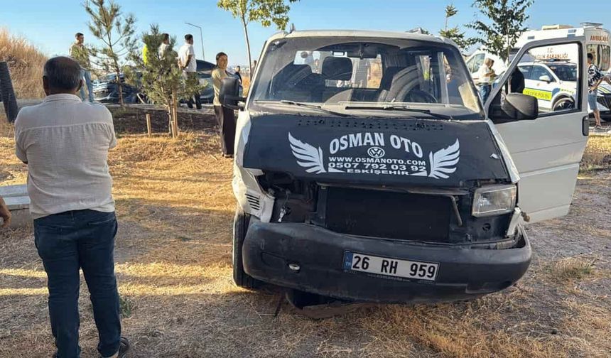 Eskişehir'de işçileri taşıyan minibüs otomobille çarpıştı: Çok sayıda yaralı var