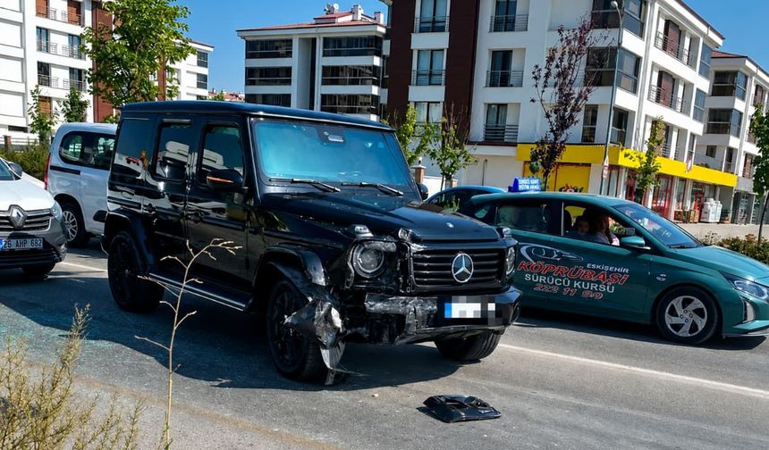 Eskişehir’de lüks cip ile otomobil birbirine girdi