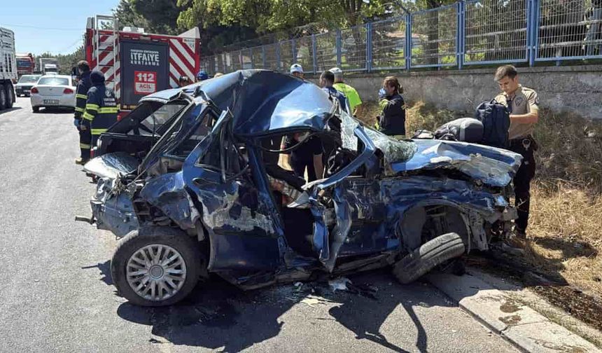 Eskişehir'de TIR, otomobil ve çöp kamyonu birbirine girdi: Kadın yolcu feci şekilde can verdi