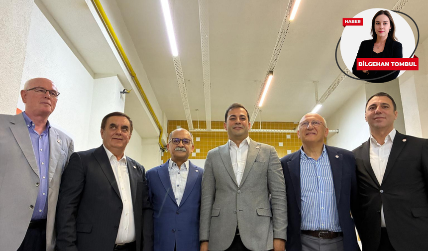 Eskişehir'de YENİ Parti'ye katılan başkanlar rozetlerini taktı