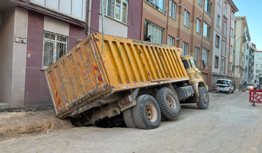 Eskişehir’de bir anda yol çöktü: Kamyon çukura saplandı