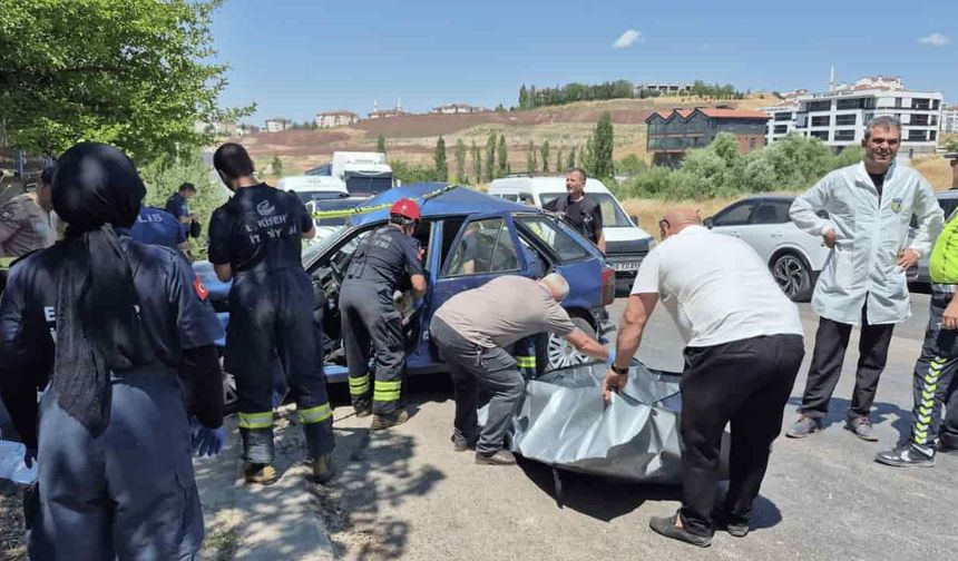 Eskişehir'deki feci kazada can veren kadının cenazesi güçlükle çıkarıldı
