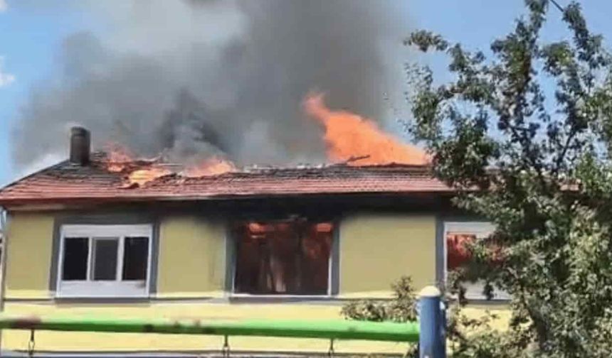İki katlı ev yanarak kül oldu