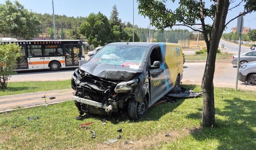 Eskişehir'de korkutan kaza: Sürücüler hastaneye kaldırıldı