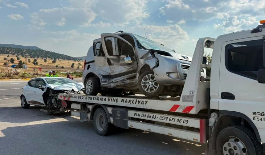 İki otomobi çarpıştı: 5 kişi yaralandı