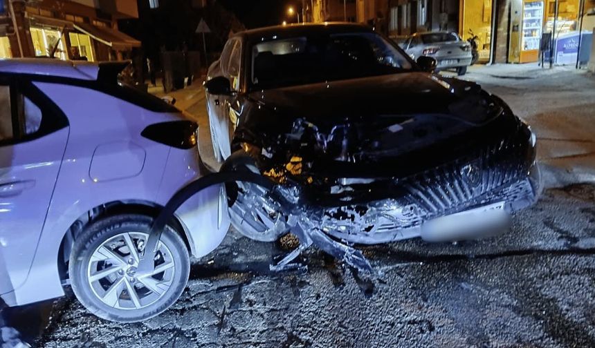 Eskişehir'de gece yarısı kaza: Araçlar kullanılamaz hale geldi, sürücü alkollü çıktı