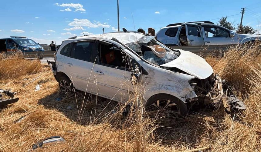 Otomobil bariyerlere çarparak takla attı: Aynı aileden 4 yaralı