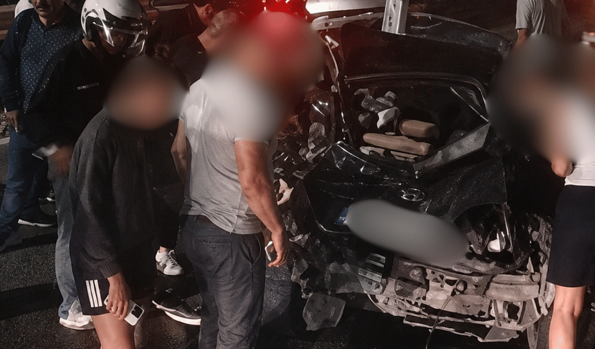 Otomobil bariyerlere saplandı: 3 astsubay yaralandı