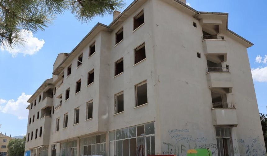 Eskişehir'deki terk edilmiş belediye binası vatandaşları korkutuyor