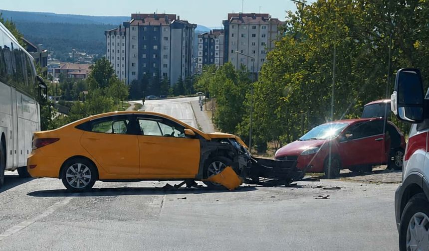 Eskişehir'de otomobil ile ticari taksi çarpıştı: 6 kişi yaralandı