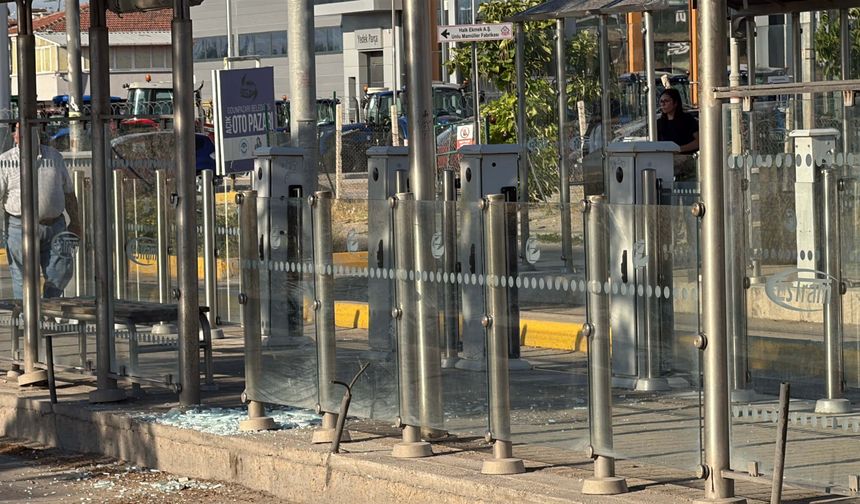 Eskişehir'de motosiklet tramvay durağına daldı: Sürücü hastanelik oldu