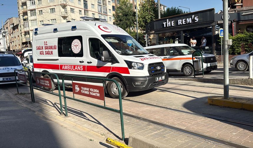 Eskişehir'de tramvay yayaya çarptı: Çevredekilerden kasten vurdu iddiası!