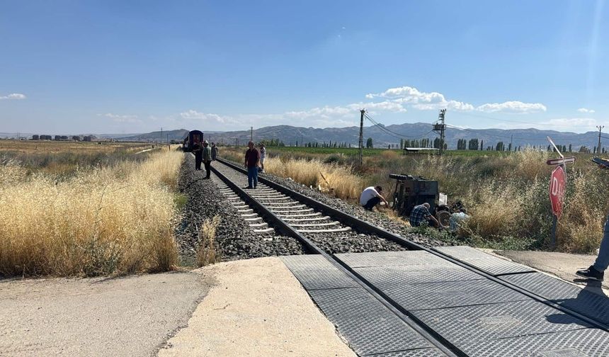 Tren traktöre çarptı: Ölü ve yaralılar var