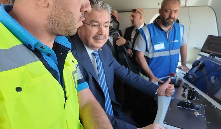 Vali Yılmaz yerli lokomotif E5000'in koltuğuna geçti