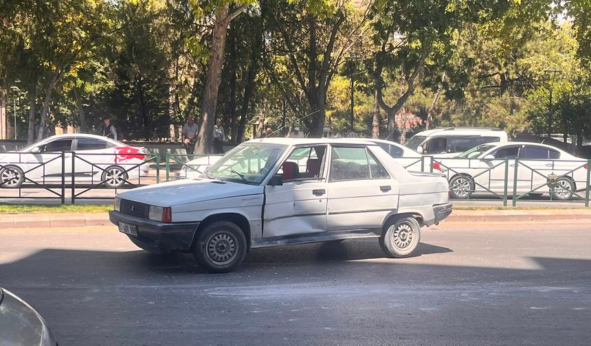 Atatürk Bulvarı’nda otomobil beton mikseri ile çarpıştı