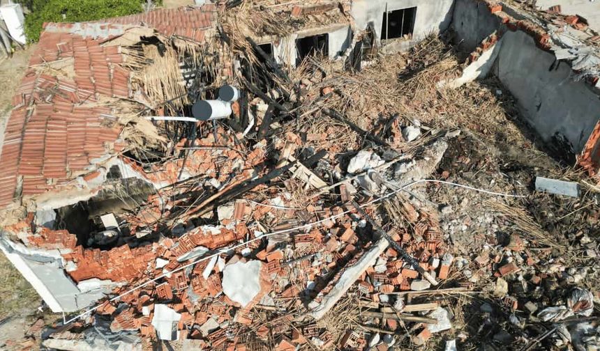 Yaşlı çiftin evi, torunlarının çeyiziyle birlikte kül oldu