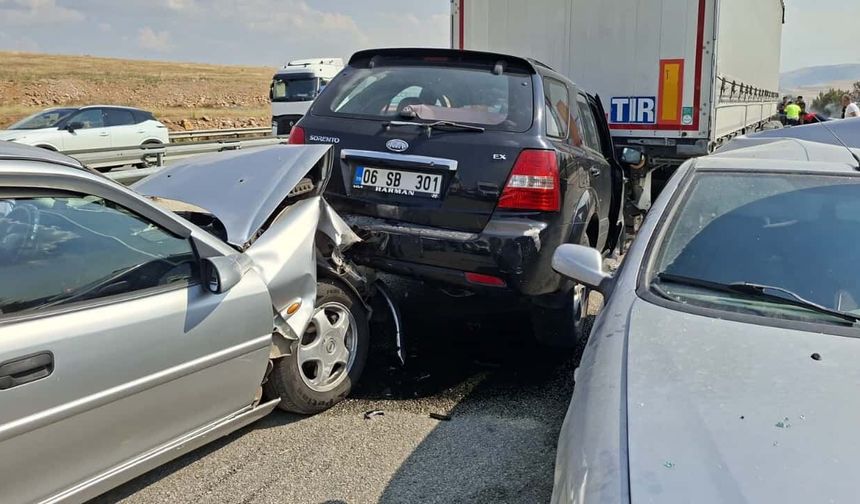 Yangın kazaya neden oldu: 2'si tır 13 araç birbirine girdi