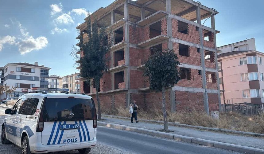 Eskişehir’de korkunç olay! 4. kattan beton zemine düştü