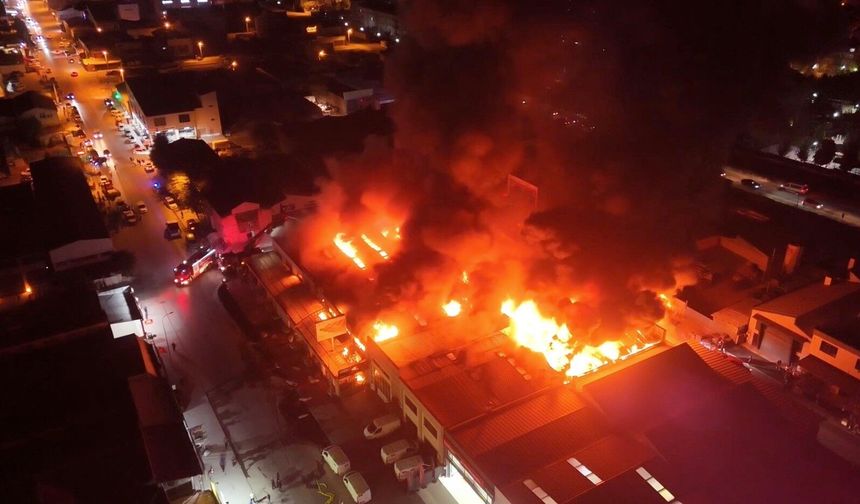 Baksan'daki yangına 30'dan fazla ekip müdahale etti: Dükkan kül oldu