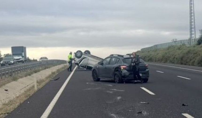 Eskişehir'de çarpışan iki otomobilden biri takla attı