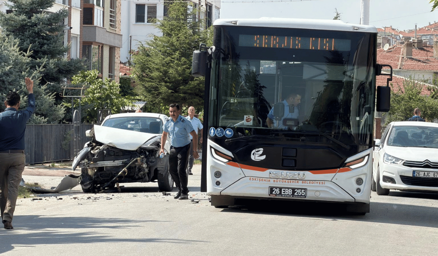 Eskişehir’de belediye otobüsü ile otomobil çarpıştı