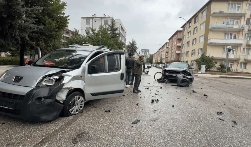 Eskişehir'de iki araç çarpıştı: Çıkan gerginliği polis güçlükle yatıştırdı