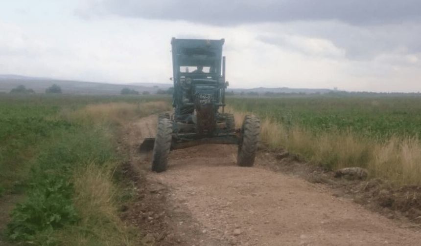 İnönü Belediyesi harekete geçti: Yağışta bozulan tarla yolları düzeltiliyor