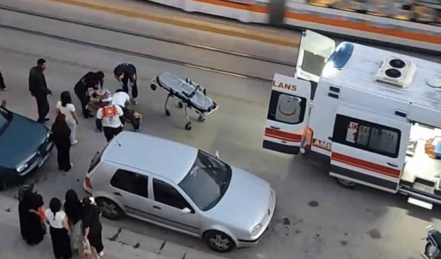 Eskişehir'de tramvay yolunda motosiklet kazası: Ambulans sevk edildi