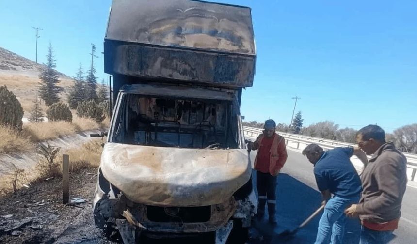 Eskişehir'de canını son anda kurtardı: Kargo aracı alev alev yandı