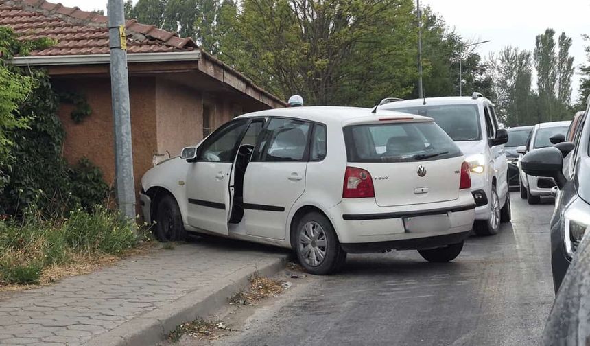 Eskişehir'de kontrolden çıkan araç İl Tarım ve Orman Müdürlüğü binasına çarptı