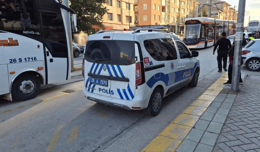 Eskişehir'de otomobilin çarptığı yaşlı kadın yaralandı: Tramvay seferleri durdu