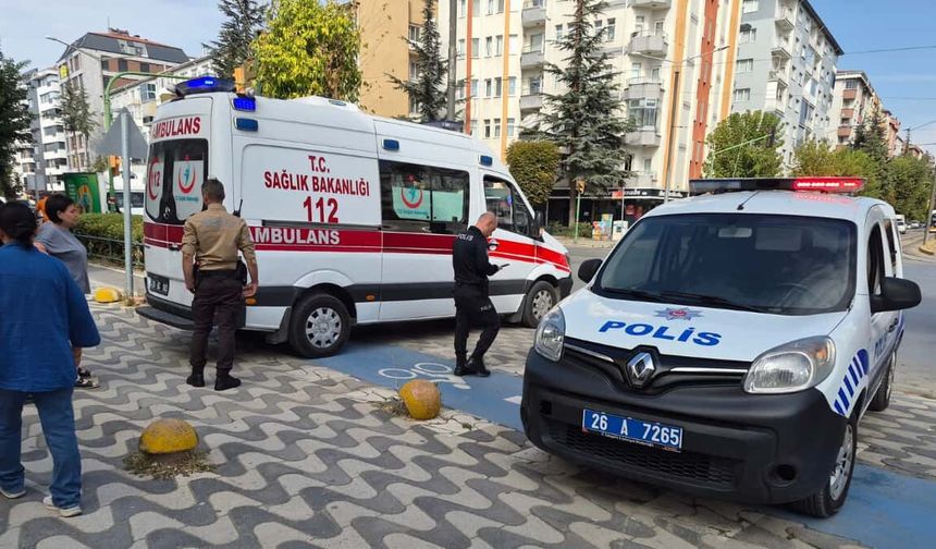 Eskişehir’de yolun karşısına geçerken otomobil çarpan kadın hastaneye kaldırıldı