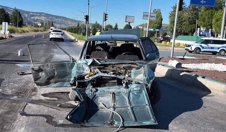 Tır ile otomobil çarpıştı: 1'i ağır 2 yaralı!