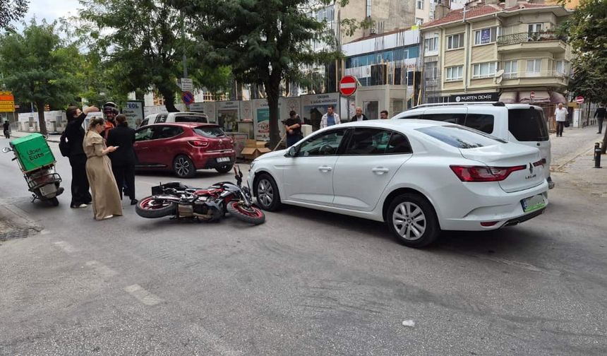 Eskişehir'de motosiklet ile otomobil çarpıştı: Trafik aksadı