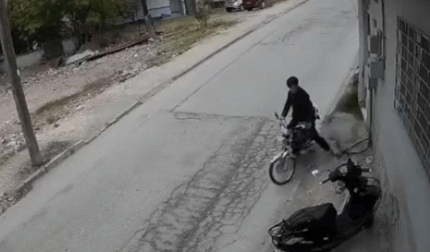 Eskişehir'de pes dedirten hırsızlık! Gözüne kestirdiği motosikleti çaldı