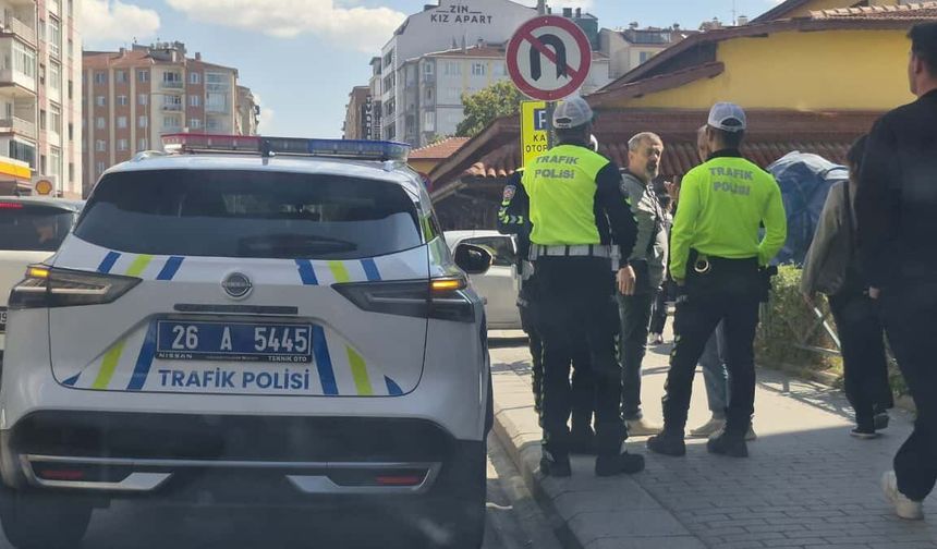 Eskişehir'de otomobil ile motosiklet çarpıştı: Sürücü hastaneye kaldırıldı