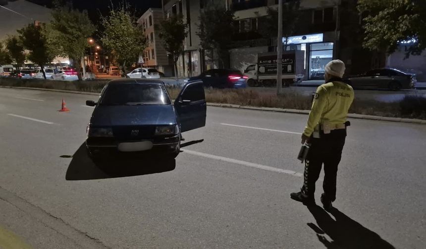 Çamlıca Mahallesi'nde ekipler sahaya indi: Denetimi görünce aracını bırakıp kaçtı