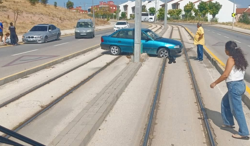 Tramvay yolunda kaza: Seferler durdu